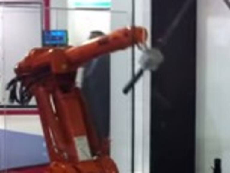 VIDEO Dos robots pelean a katanazo limpio