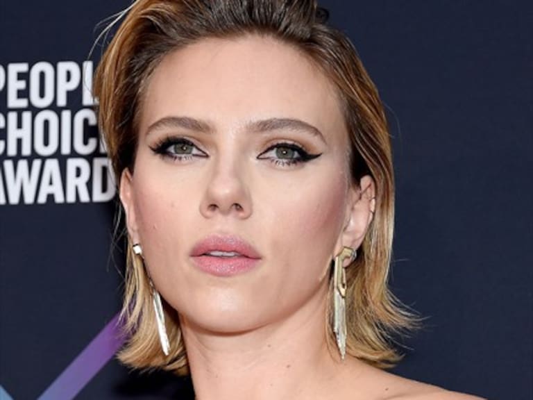 Nueva portada de Vogue evidenciaría que Scarlett Johansson se hizo una reducción mamaria