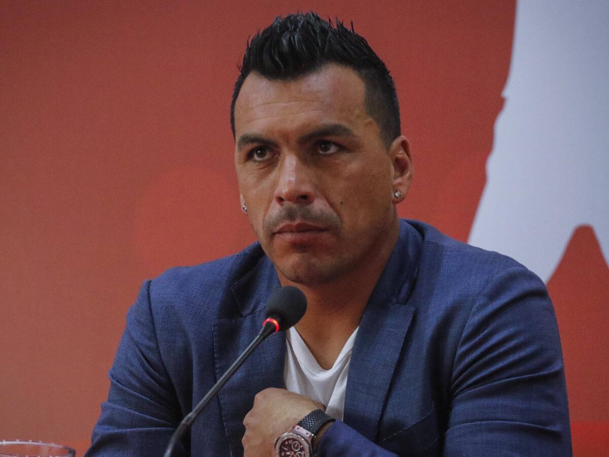 Esteban Paredes entregó productos a familias más vulnerables en Cerro Navia: «No critiquemos, solo ayudemos de cualquier forma»