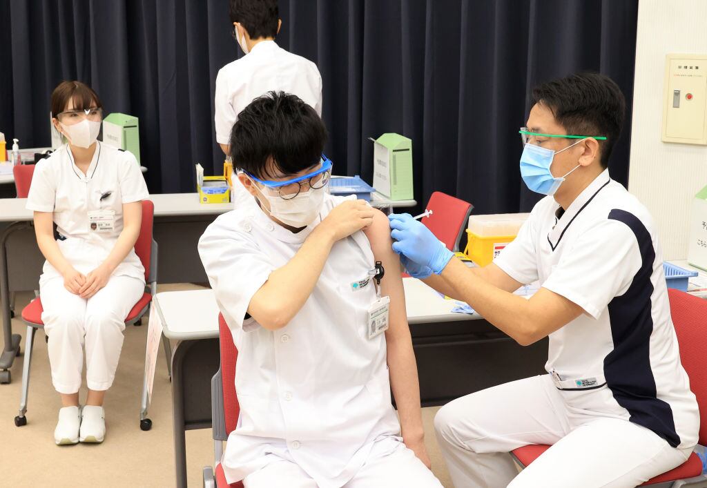 Trabajadores de la salud son vacunados contra el Covid-19 en Tokyo