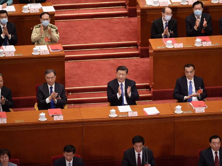 Xi Jinping aplaude la votación en el congreso de China