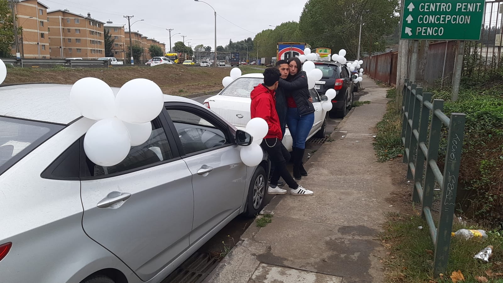 La familia de Nicolás, a la espera del cuerpo en el SML de Concepción. / ADN.cl