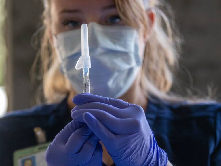 Nueva vacuna contra el Covid-19: conoce a quiénes les corresponde y cómo será el calendario