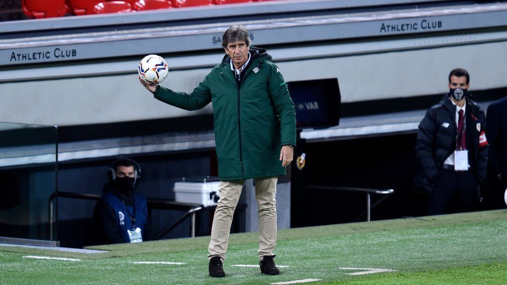 BILBAO, SPAIN - NOVEMBER 23: Manuel Pellegrini, Head Coach of Real Betis catches the ball during the La Liga Santander match between Athletic Club and Real Betis at Estadio de San Mames on November 23, 2020 in Bilbao, Spain. Sporting stadiums around Spain remain under strict restrictions due to the Coronavirus Pandemic as Government social distancing laws prohibit fans inside venues resulting in games being played behind closed doors. (Photo by Juan Manuel Serrano Arce/Getty Images)