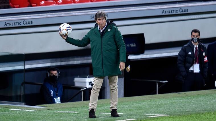 BILBAO, SPAIN - NOVEMBER 23: Manuel Pellegrini, Head Coach of Real Betis catches the ball during the La Liga Santander match between Athletic Club and Real Betis at Estadio de San Mames on November 23, 2020 in Bilbao, Spain. Sporting stadiums around Spain remain under strict restrictions due to the Coronavirus Pandemic as Government social distancing laws prohibit fans inside venues resulting in games being played behind closed doors. (Photo by Juan Manuel Serrano Arce/Getty Images)