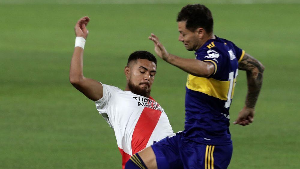 BUENOS AIRES, ARGENTINA - JANUARY 02: Paulo Diaz of River Plate fights for the ball with Mauro Zárate of Boca Juniors during a match between Boca Juniors and River Plate as part of Zona Campeonato of Copa Diego Maradona 2020 at Estadio Alberto J. Armando on January 02, 2021 in Buenos Aires, Argentina. (Photo by Alejandro Pagni - Pool/Getty Images)