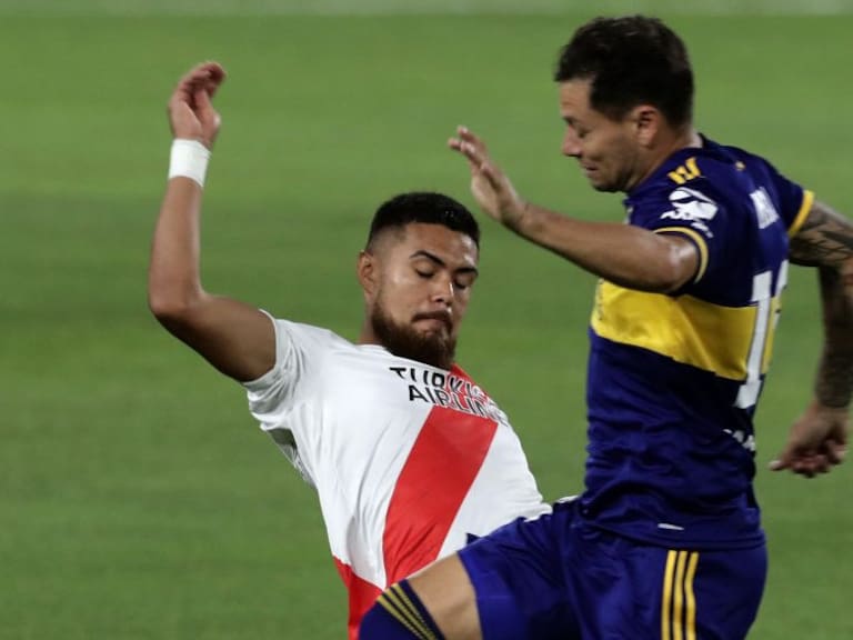 BUENOS AIRES, ARGENTINA - JANUARY 02: Paulo Diaz of River Plate fights for the ball with Mauro Zárate of Boca Juniors during a match between Boca Juniors and River Plate as part of Zona Campeonato of Copa Diego Maradona 2020 at Estadio Alberto J. Armando on January 02, 2021 in Buenos Aires, Argentina. (Photo by Alejandro Pagni - Pool/Getty Images)