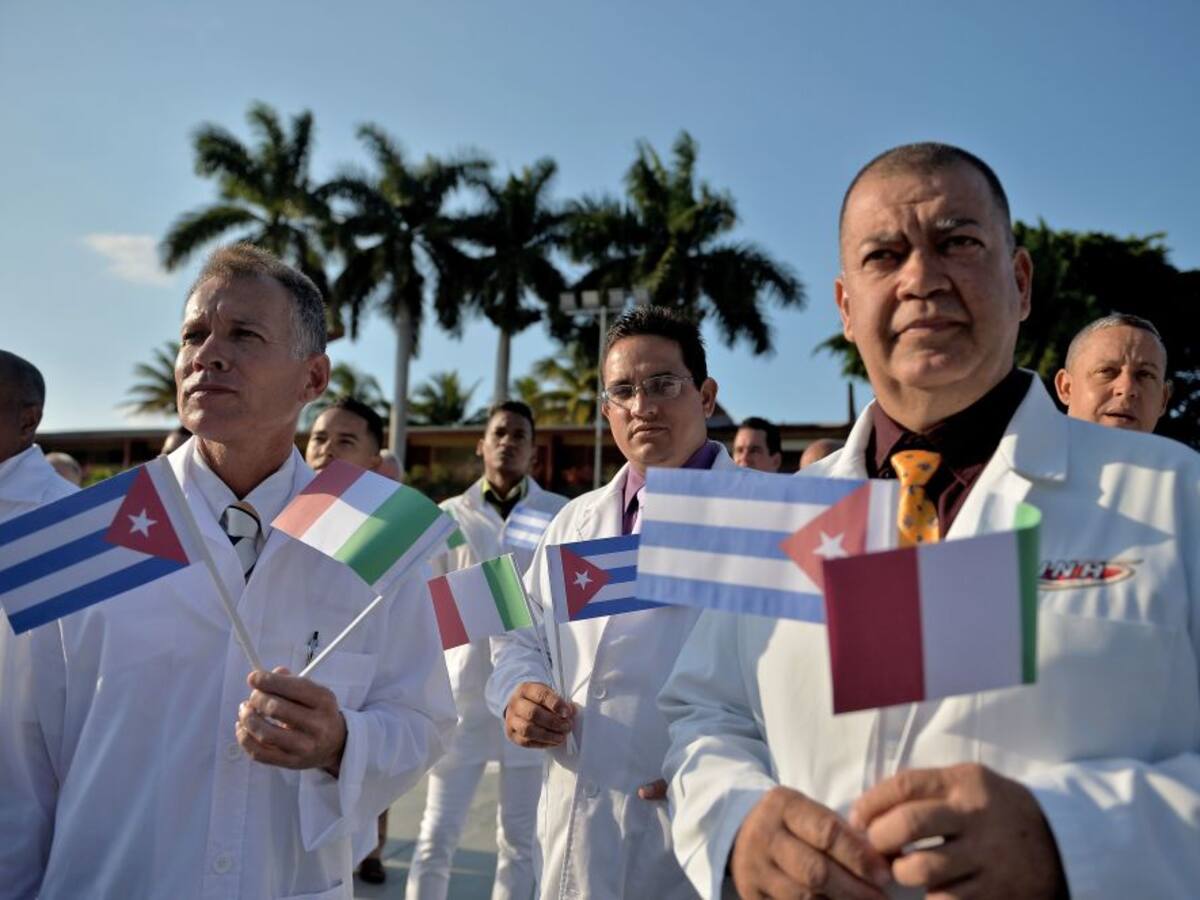 En Italia recibieron con aplausos a delegación de médicos cubanos que arribó a Milán