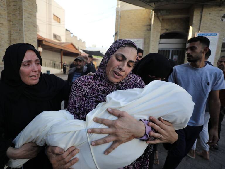 Mujeres lloran la muerte de un niño tras los ataques militares de Israel sobre la Franja de Gaza en Palestina