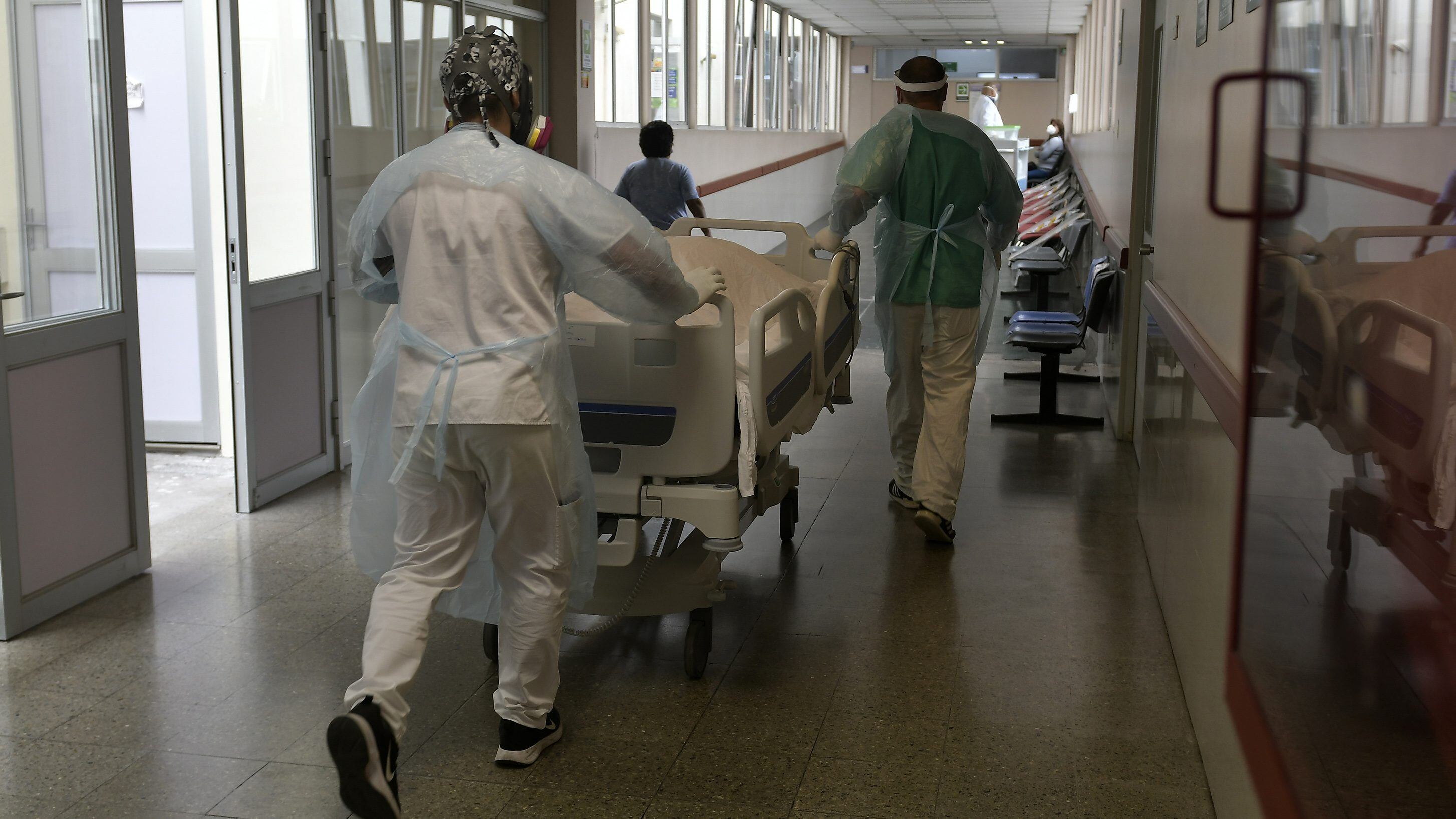 02 de Junio de 2021 / IQUIQUEEscasas camas disponibles poseen las UCI del Hospital Dr. Ernesto Torres de Iquique, ante el incremento de contagios que se han registrado los últimos días.
En la imagen, funcionarios trasladan el cuerpo de un paciente de 39 años fallecido.
FOTO: CRISTIAN VIVERO BOORNES/AGENCIAUNO