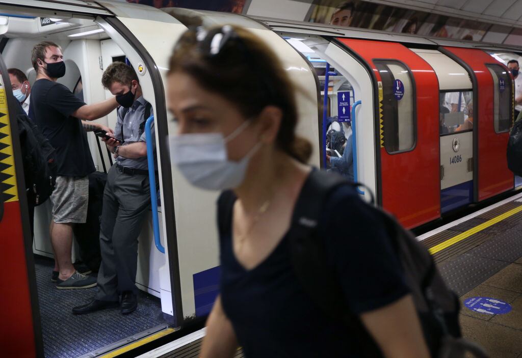 Usuarios del metro viajan con sus mascarillas contra el Covid-19 en Londres