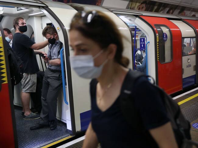 Usuarios del metro viajan con sus mascarillas contra el Covid-19 en Londres