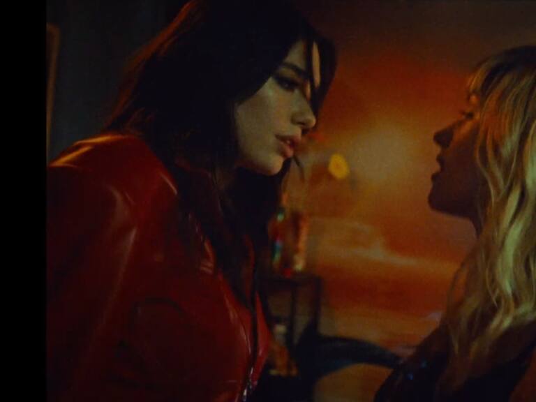 Dua Lipa estrenó el videoclip de «Fever», su canción junto a la francesa Angèle