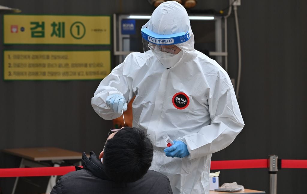 Trabajador de la salud realiza un examen del Covid-19 en Seúl
