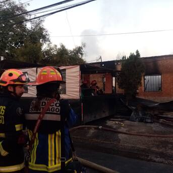 Incendio en Estación Central deja dos casas destruidas, 18 personas damnificadas y una lesionada de gravedad