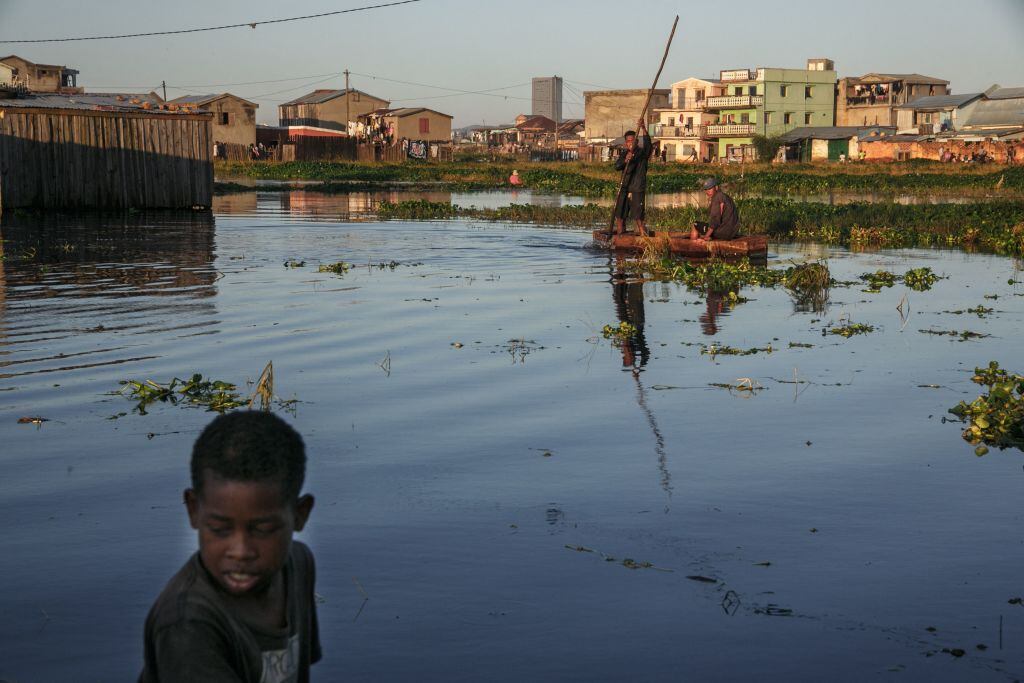 Residentes de Ankasina se mueven en un bote tras las graves inundaciones