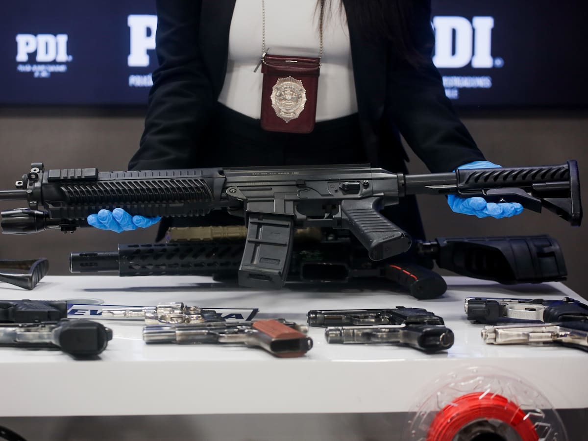 Tendrían vínculos con una carabinera y un militar: desarticulan red que fabricaba armas con impresoras 3D