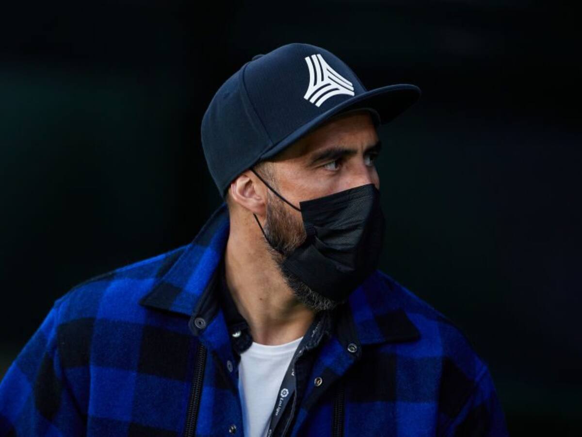 Un ciudadano más: Claudio Bravo llegó al Sánchez-Pizjuán para ver el duelo del City ante el Sevilla