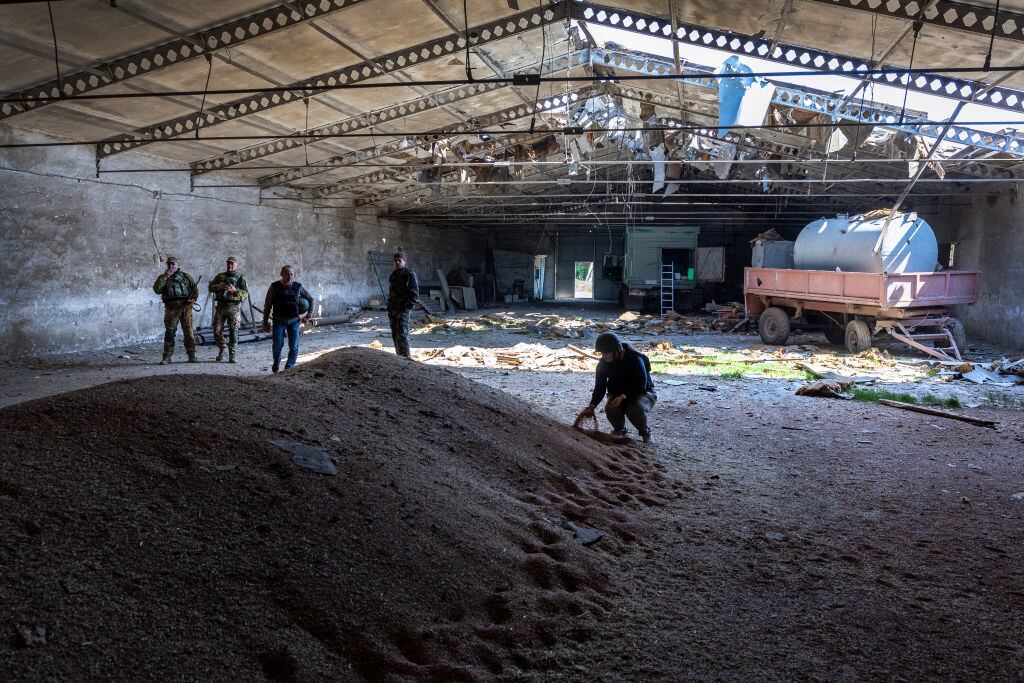 Soldados ucranianos ven una reserva de cereales en Novovorontsovka