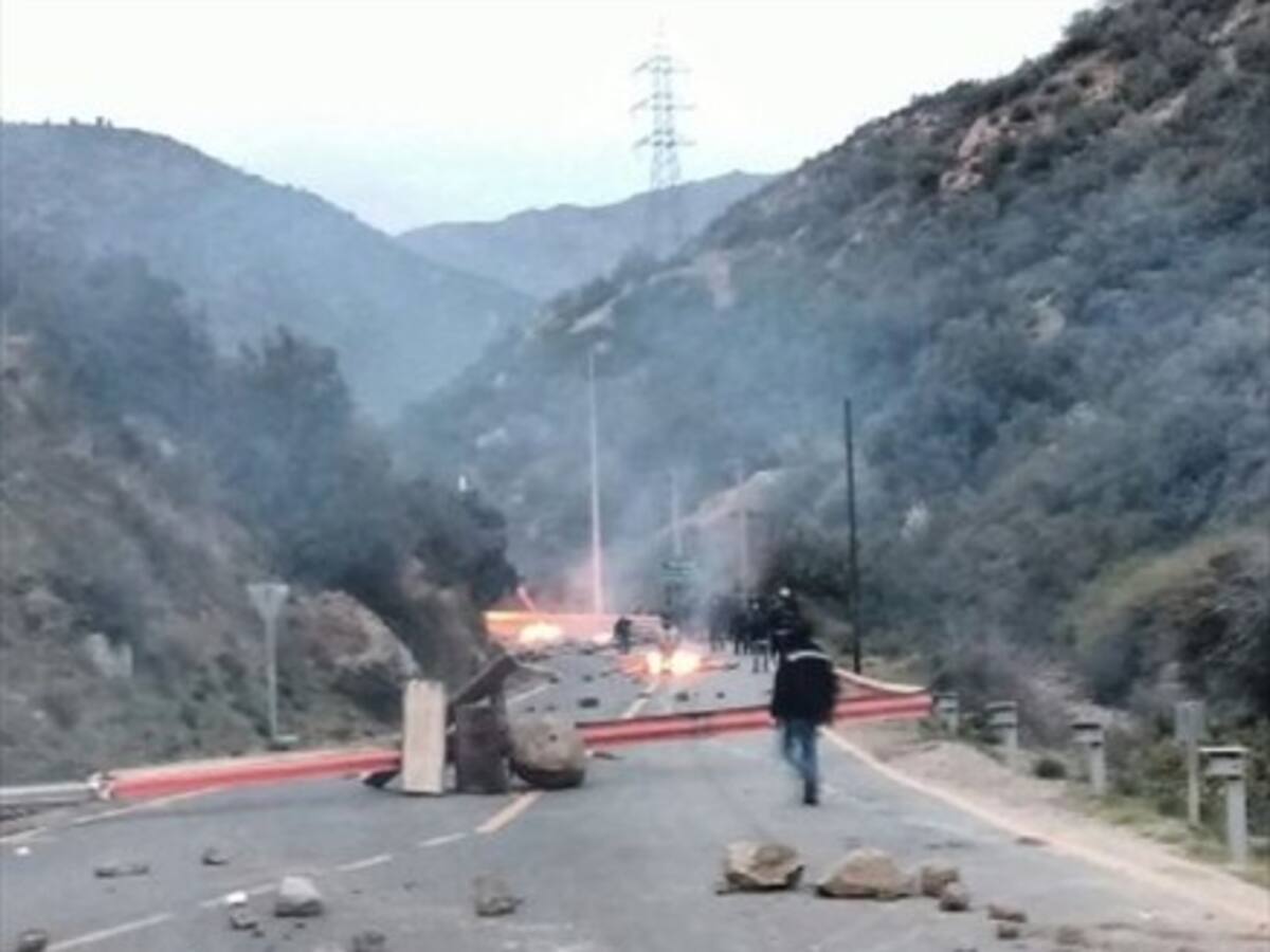 Huelga contra Anglo: Trabajadores de Los Bronces bloquean accesos a Farellones y Las Tórtolas