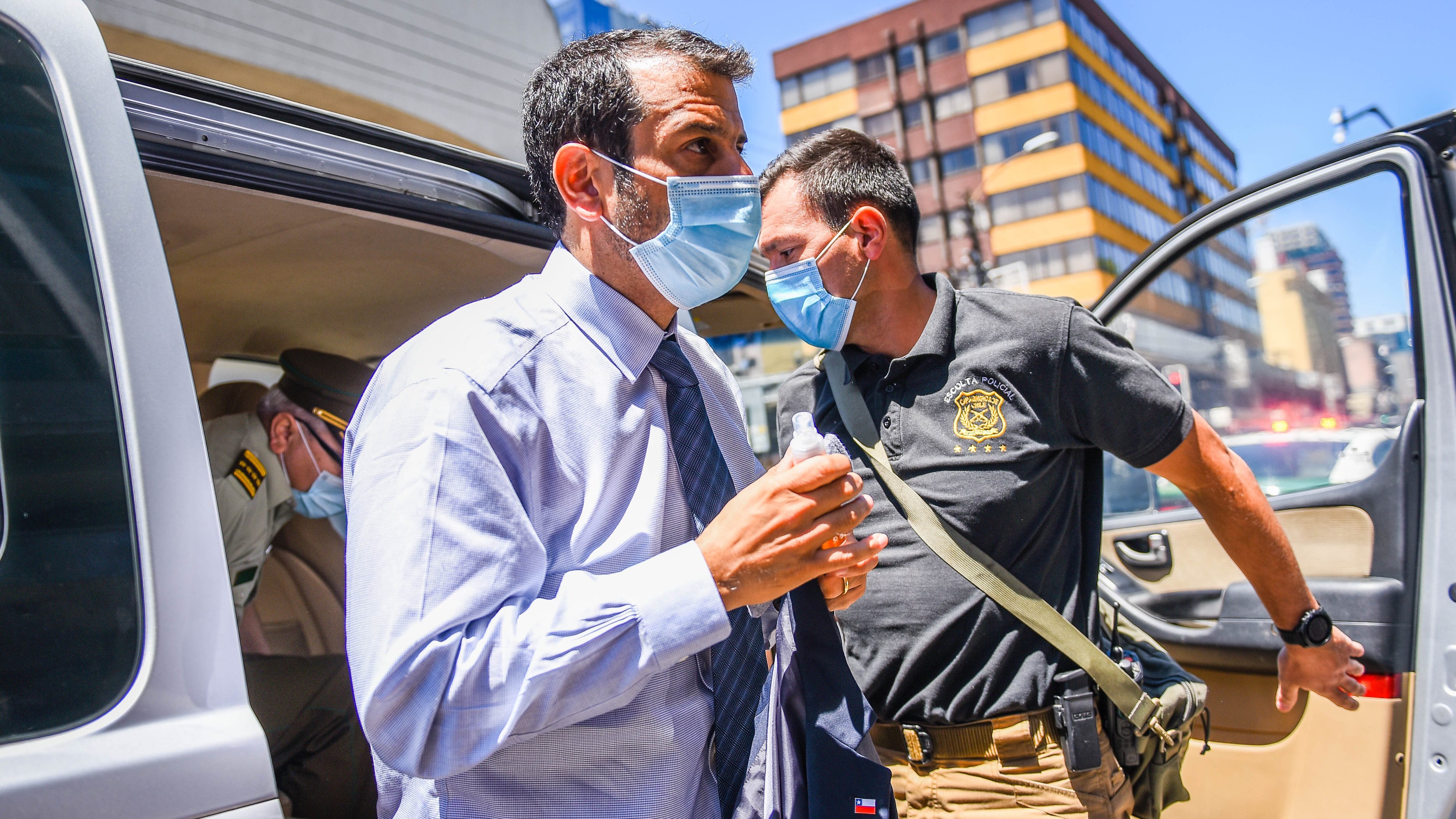 8 DE ENERO 2021 / TEMUCOMinistro del Interior, Rodrigo Delgado llega hasta la Intendencia de La Araucanía, para reunirse con el Subsecretario del Interior, Juan Francisco Galli y el Director General de la PDI Héctor Espinosa, por la muerte del funcionario de la Policía de Investigaciones y el agricultor de Victoria, baleados en un mismo día.
FOTO: ROCIO CUMINAO ROJAS / AGENCIAUNO