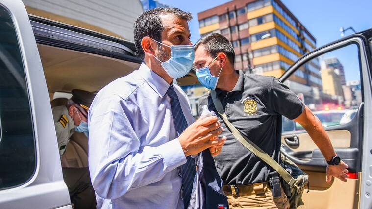 8 DE ENERO 2021 / TEMUCOMinistro del Interior, Rodrigo Delgado llega hasta la Intendencia de La Araucanía, para reunirse con el Subsecretario del Interior, Juan Francisco Galli y el Director General de la PDI Héctor Espinosa, por la muerte del funcionario de la Policía de Investigaciones y el agricultor de Victoria, baleados en un mismo día.
FOTO: ROCIO CUMINAO ROJAS / AGENCIAUNO
