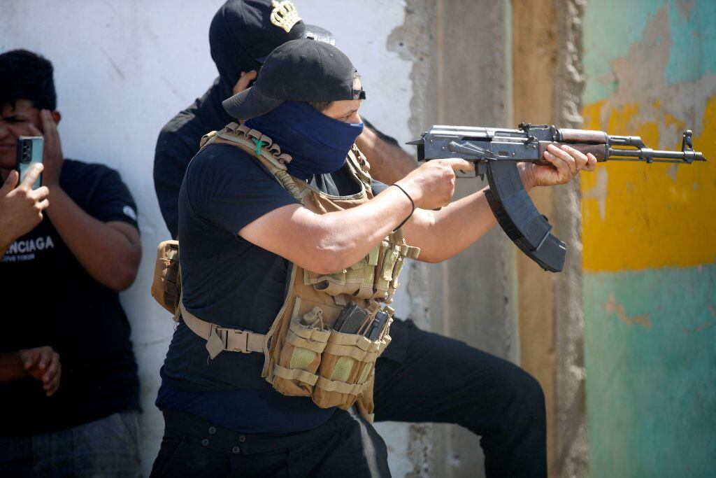 Un miliciano de la brigada Saraya Al-Salam dispara su arma en Bagdad