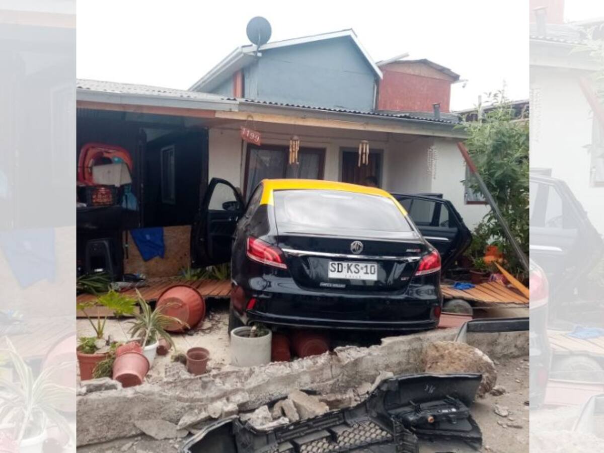 Impactante accidente de tránsito en Recoleta: taxi queda incrustado en vivienda