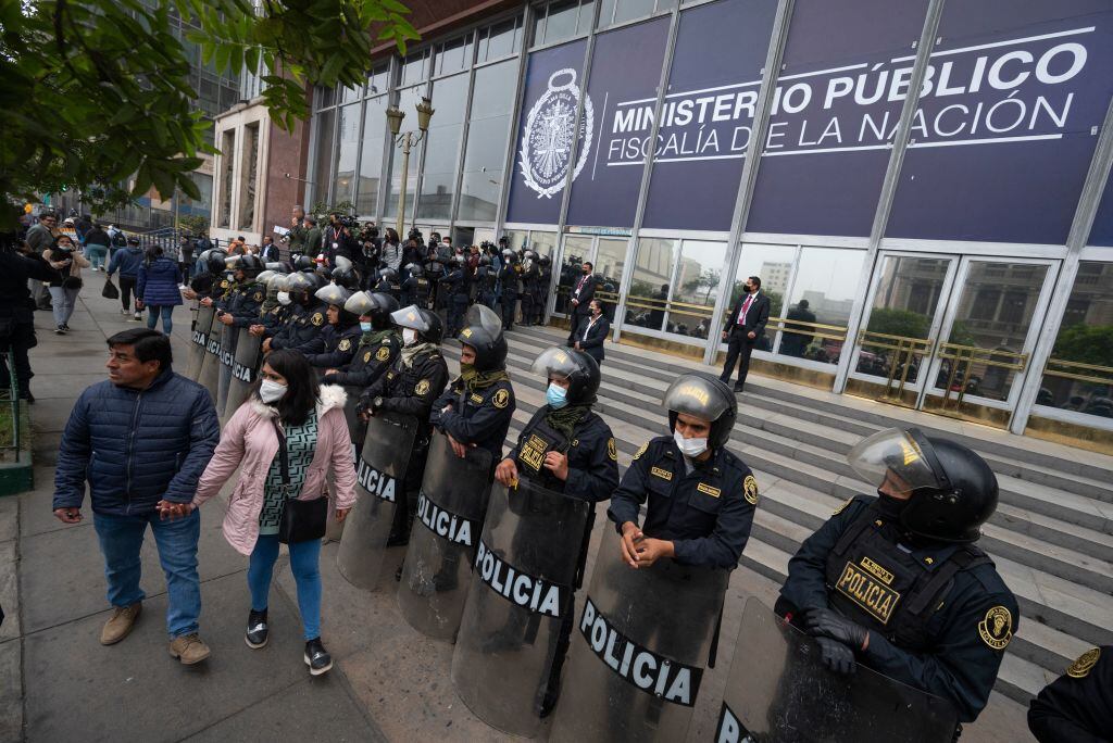 Agentes de la policía del Perú resguardan la sede del Ministerio Público en la ciudad de Lima.