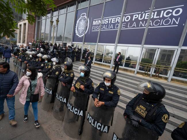 Agentes de la policía del Perú resguardan la sede del Ministerio Público en la ciudad de Lima.