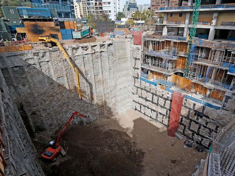 Más de 700 proyectos habitacionales quedarán paralizados por cuarentena total en el Gran Santiago