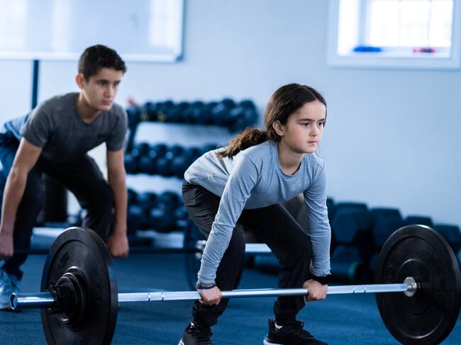¿Si un niño hace entrenamiento de fuerza, tendrá problemas de crecimiento? Revisa qué dice la ciencia y la edad ideal recomendada