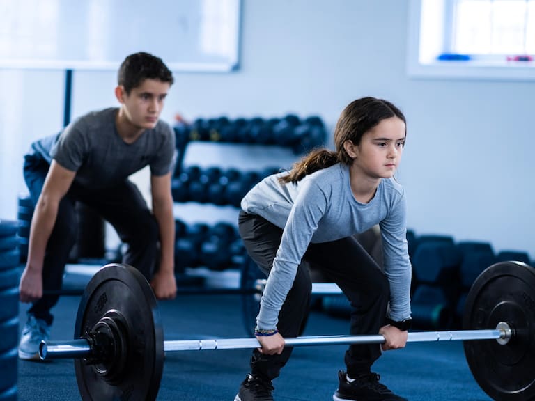 ¿Si un niño hace entrenamiento de fuerza, tendrá problemas de crecimiento? Revisa qué dice la ciencia y la edad ideal recomendada