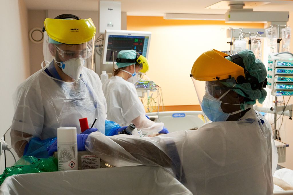 Trabajadores de la salud atienden pacientes del Covid-19 en Bruselas