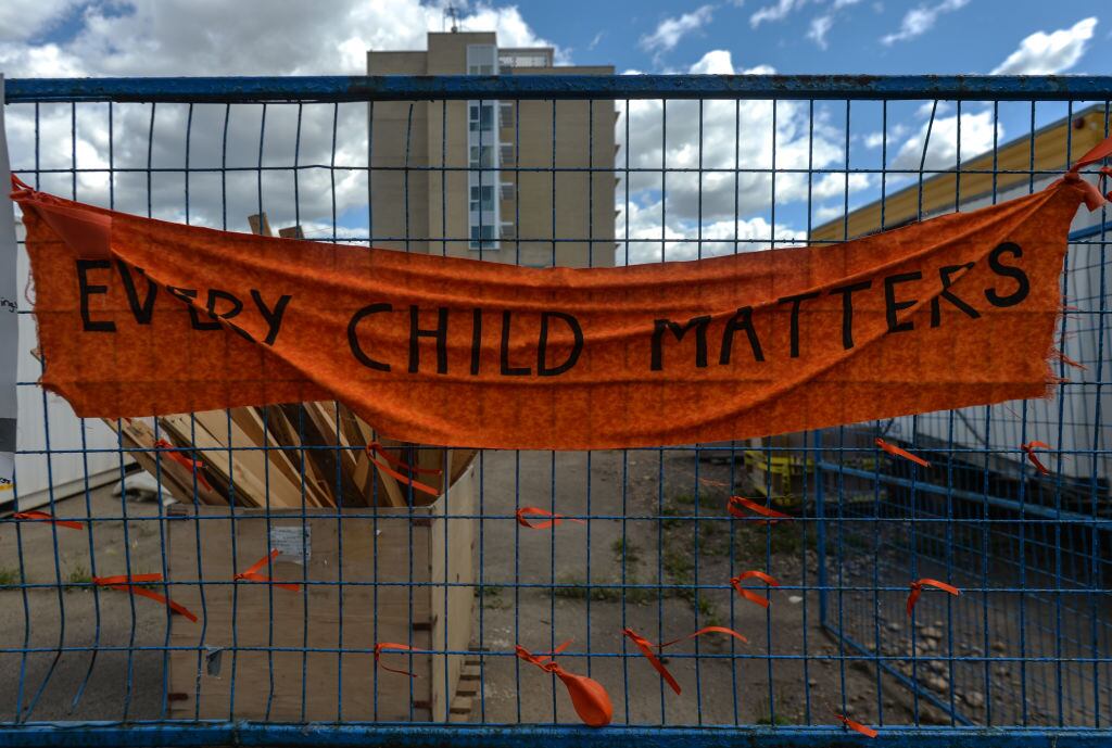 Cartel recuerda que «todos los niños importan» en la ciudad de Alberta
