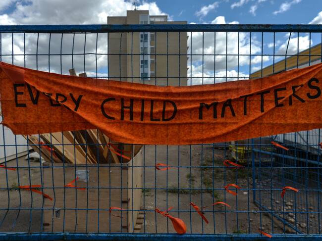 Cartel recuerda que «todos los niños importan» en la ciudad de Alberta