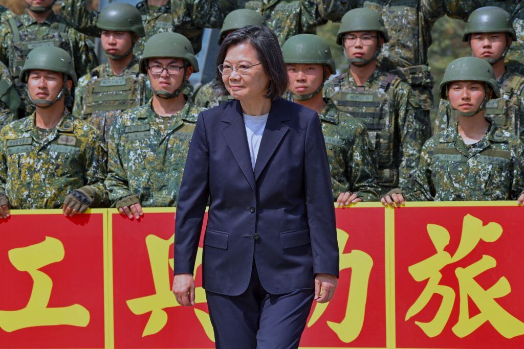 La presidenta de Taiwán, Tsai Ing-Wen se fotografía ante unos militares de ese país