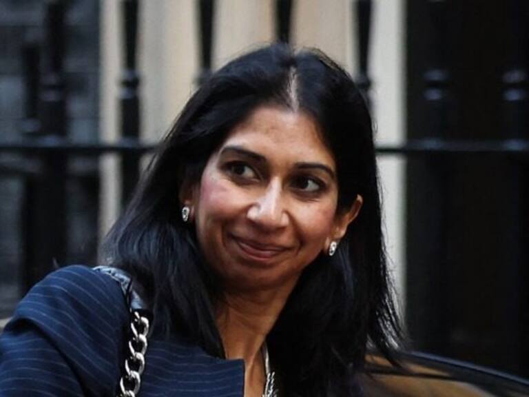 Ministra del Interior califica como invasión el desembarco de migrantes en las costas del Reino Unido