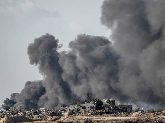 El humo se levanta por los bombardeos que lanzan las fuerzas de Israel en contra de la Franja de Gaza.