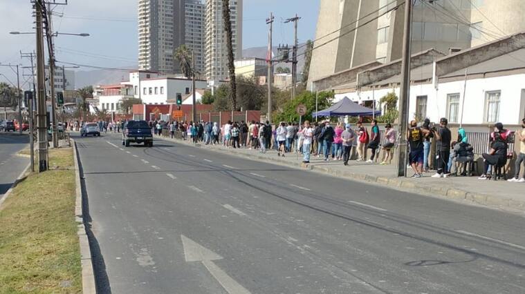 Denuncian largas esperas en comisarías del país para excusarse por no votar en el plebiscito 2022