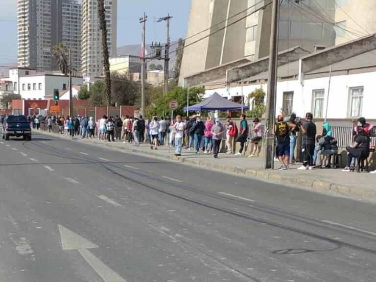 Denuncian largas esperas en comisarías del país para excusarse por no votar en el plebiscito 2022