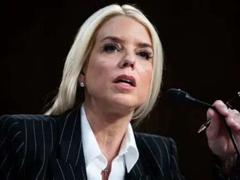 Quién es Pamela Bondi, la fiscal general de EE.UU. que confirmó acusación a Nicolás Maduro por narcoterrorismo y tráfico de cocaína