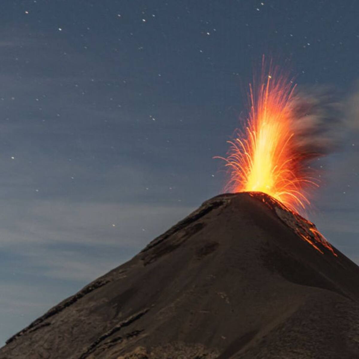 Volcán de Fuego entra en fuerte erupción: Guatemala activa alerta naranja y ordena evacuaciones