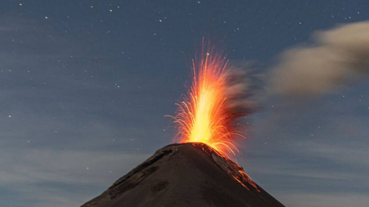 Volcán de Fuego entra en fuerte erupción: Guatemala activa alerta naranja y ordena evacuaciones