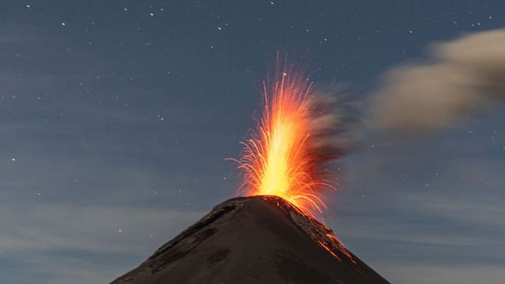 Volcán de Fuego entra en fuerte erupción: Guatemala activa alerta naranja y ordena evacuaciones