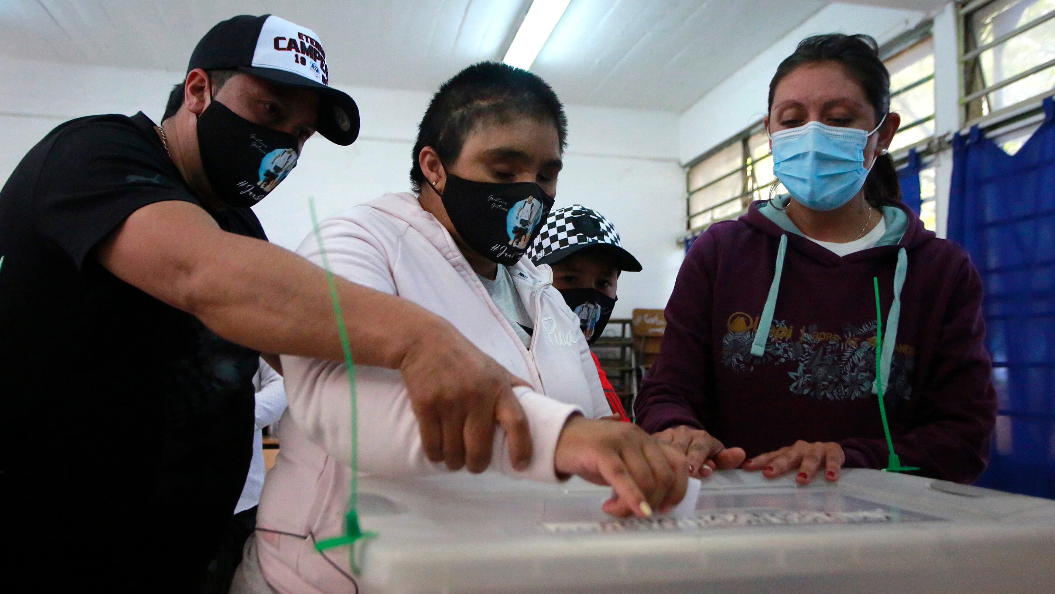 25 DE OCTUBRE DE 2020/SANTIAGOFabiola Campillai llega hasta el Liceo Lucila Godoy Alcayaga de la comuna de San Bernardo para votar en el Plebiscito 2020.
FOTO: KARIN POZO/AGENCIAUNO