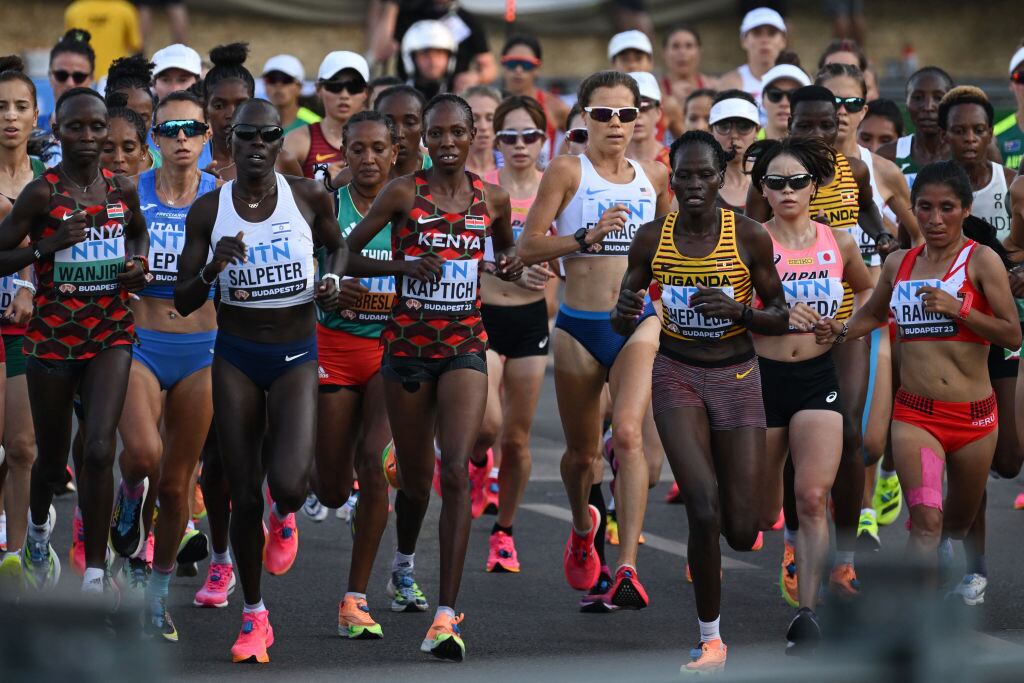 Entre varias atletas avanza la ugandesa Rebecca Cheptegei en la maratón de Budapest en Hungría en 2023