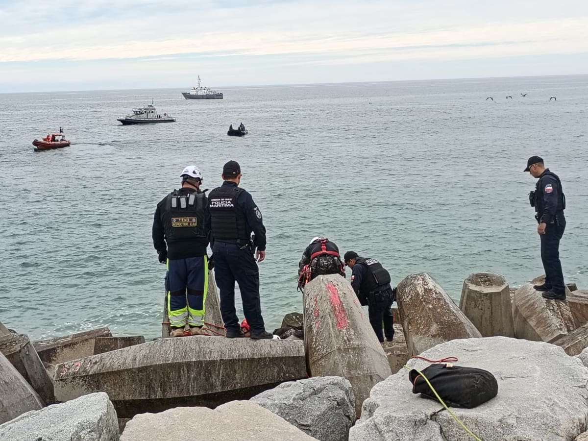 Transeúnte dio aviso: encuentran cuerpo sin vida en roqueríos de Avenida Perú en Viña del Mar