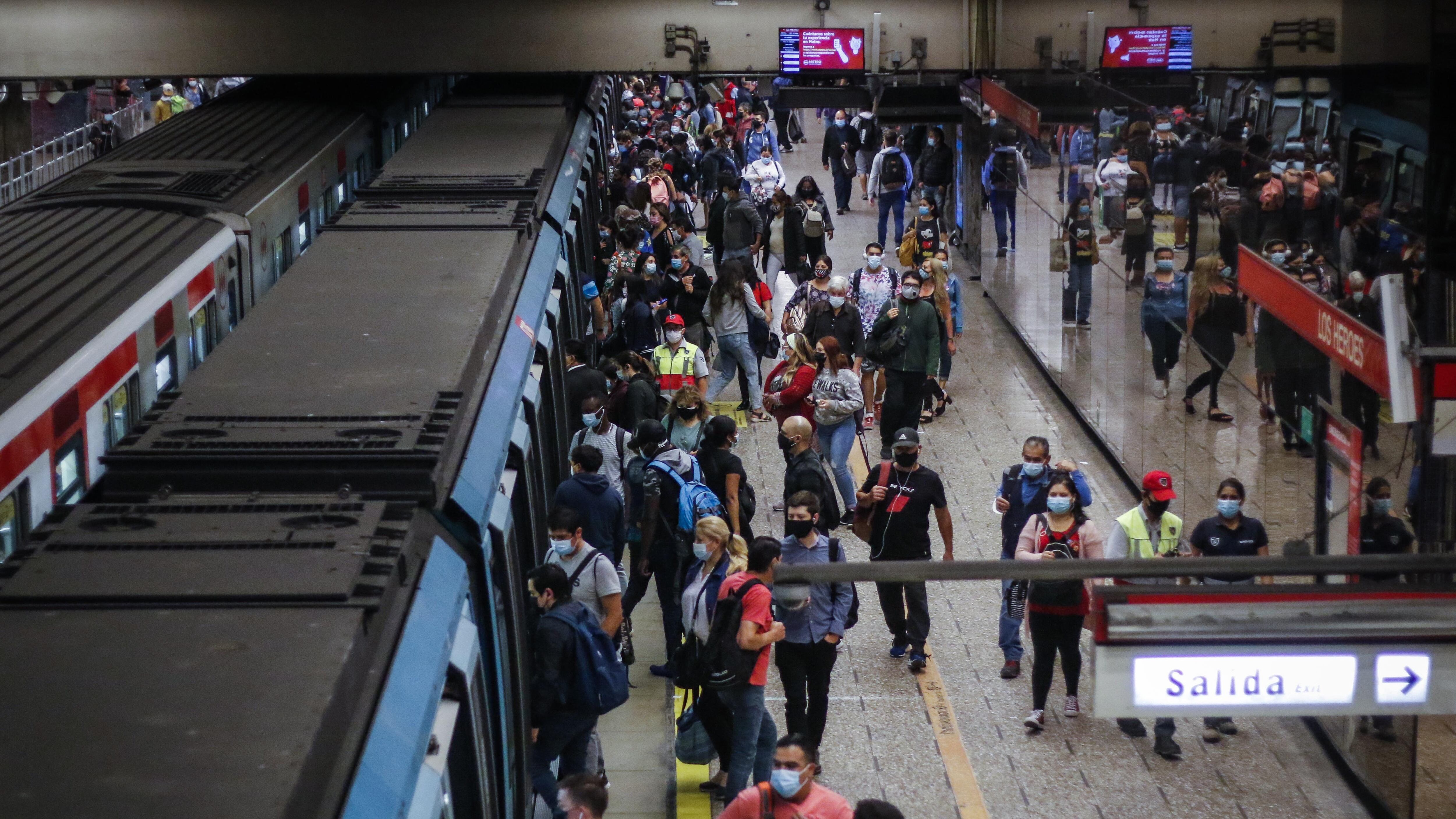 1 de marzo del 2021/SANTIAGOCientos de personas se suben al metro en la estacion Los Heroes, durante el denominado super lunes, donde los estudiantes entrarían a clases presenciales en los diversos colegios de la capital.
FOTO: SEBASTIAN BELTRAN GAETE/AGENCIAUNO