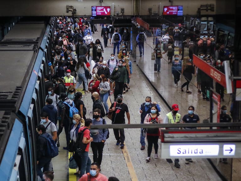 1 de marzo del 2021/SANTIAGOCientos de personas se suben al metro en la estacion Los Heroes, durante el denominado super lunes, donde los estudiantes entrarían a clases presenciales en los diversos colegios de la capital.
FOTO: SEBASTIAN BELTRAN GAETE/AGENCIAUNO